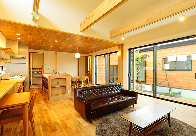 庭を愛でる平家の家