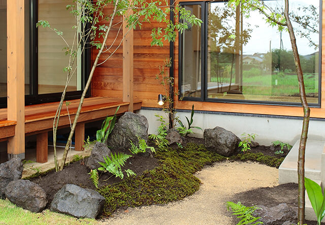 庭を愛でる平家の家